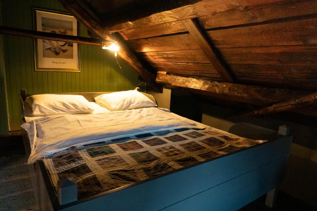 Anker Brygge Hotel Сволвер Екстериор снимка A bedroom in a Swiss chalet