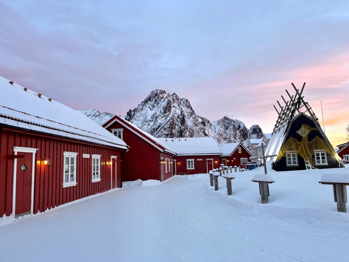 Anker Brygge Hotel Сволвер Екстериор снимка The Lofoten archipelago is a popular tourist destination.