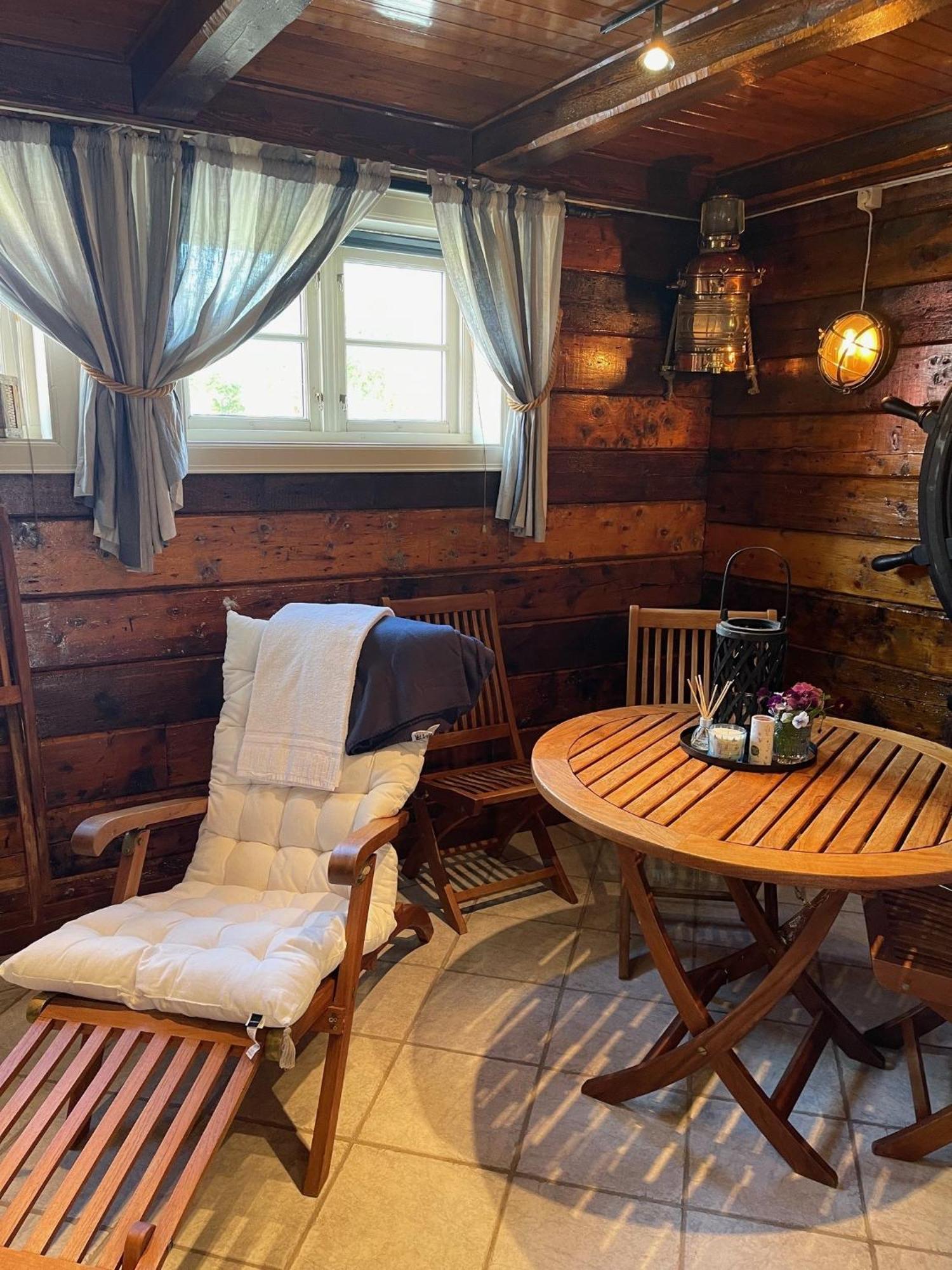 Anker Brygge Hotel Сволвер Екстериор снимка The interior of the cabin